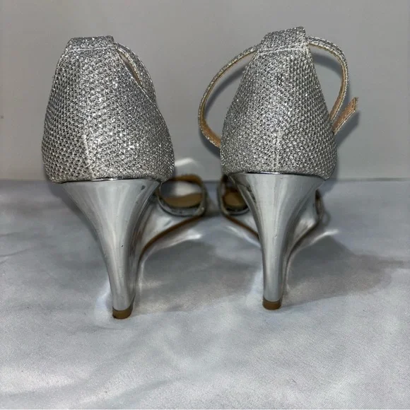 Jewel Badgley Mischka Hunt Women's Sandal, Silver, 6 - Picture 13 of 13